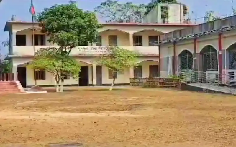 বান্দরবান সীমান্তের ৫ স্কুলের ভবন, খোলা মাঠ ও গাছের দৃশ্য. Channel i News - চ্যানেল আই নিউজ