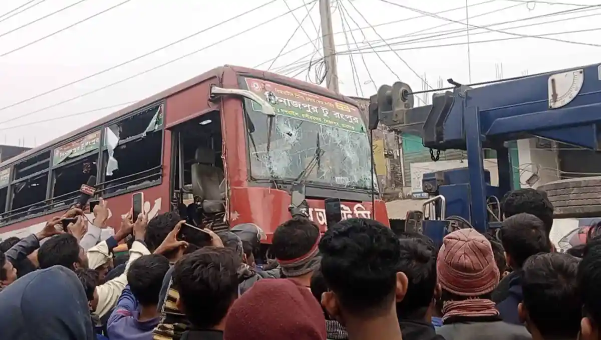 বিআরটিসি বাসের নিচে পিষ্ট হয়ে রাস্তায় দাঁড়িয়ে থাকা চারজনের ছবি. Channel i News - চ্যানেল আই নিউজ