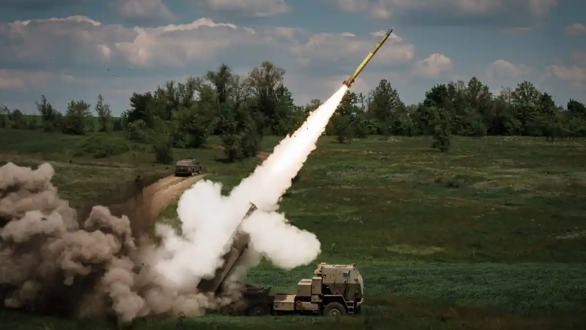 একটি ক্ষেপণাস্ত্র আকাশে উৎক্ষেপণ, ধোঁয়া ও বিস্ফোরণের ধ্বংসাবশেষ. Channel i News - চ্যানেল আই নিউজ