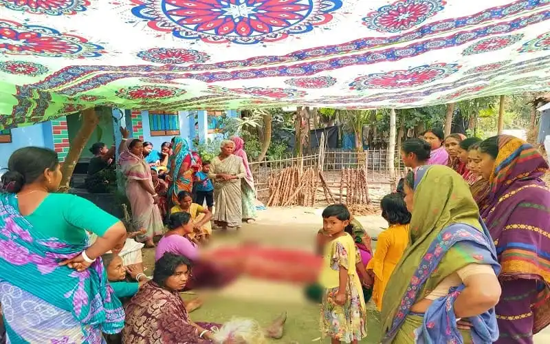 মোবাইল ফোনে কথা বলার সময় ট্রেনের ধাক্কায় নারীর মৃত্যু. Channel i News - চ্যানেল আই নিউজ