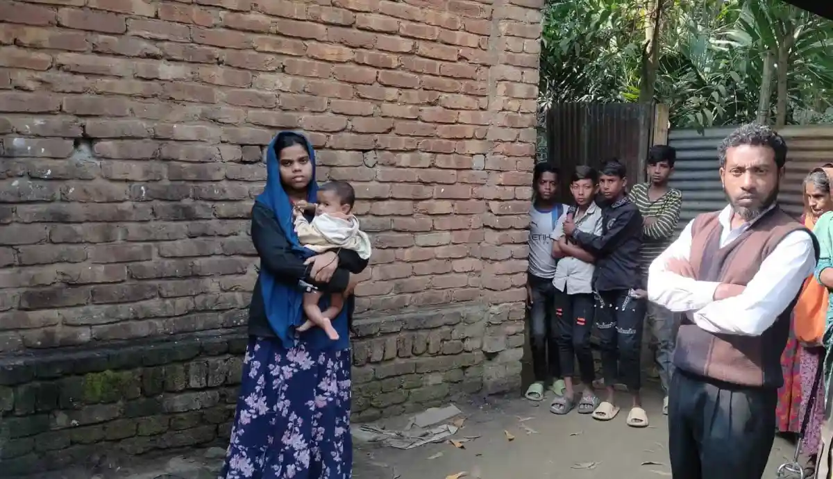 বাবাকে হত্যার জন্য ছেলে হ্যামার দিয়ে পিটিয়ে থাকেন, পরিবারের সদস্যরা দেখছেন. Channel i News - চ্যানেল আই নিউজ