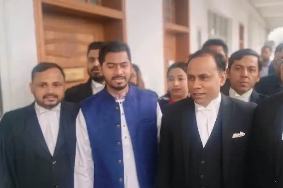 ভিপি নুরের সঙ্গে আইনজীবী ও সমর্থকরা হাইকোর্টে উপস্থিত. Channel i News - চ্যানেল আই নিউজ