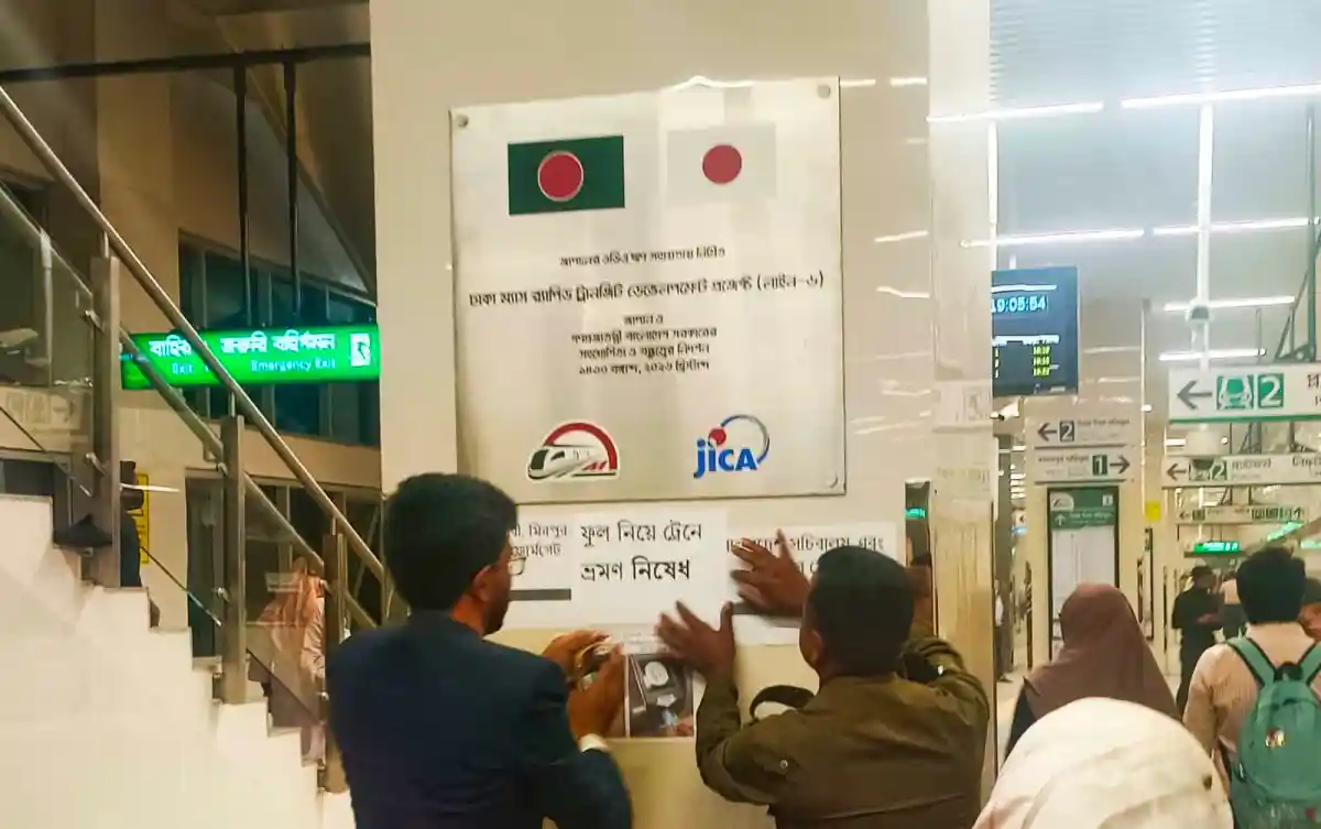 ঢাকায় আন্তর্জাতিক ফ্লাইটের জন্য বোর্ডিং গেটের ছবি. Channel i News - চ্যানেল আই নিউজ