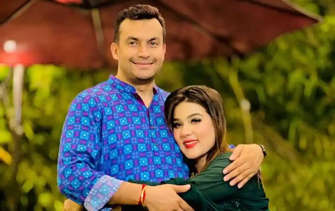 একজন পুরুষ ও একজন নারী প্রেমের আলিঙ্গনে. Channel i News - চ্যানেল আই নিউজ