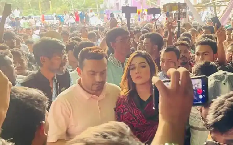 নায়িকা মাহি ও তার স্বামী ভক্তদের সামনে বিবাহবিচ্ছেদের ঘোষণা দেন. Channel i News - চ্যানেল আই নিউজ