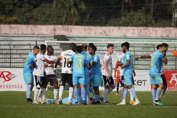আবাহনী ও মোহামেডানের খেলোয়াড়রা মাঠে উত্তেজনাপূর্ণ পরিস্থিতিতে. Channel i News - চ্যানেল আই নিউজ