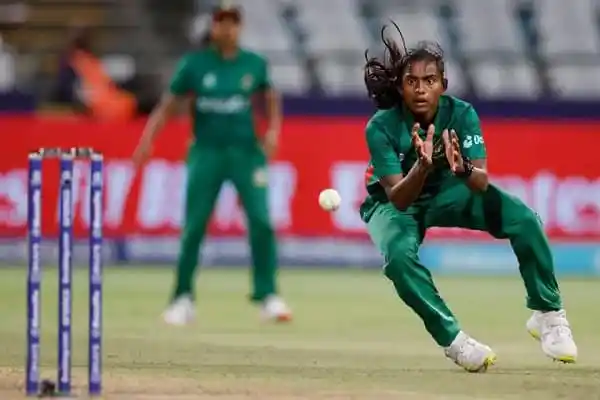 বাংলাদেশ নারী ক্রিকেটার ফিল্ডিং করছে, আন্তর্জাতিক ম্যাচের দৃশ্য. Channel i News - চ্যানেল আই নিউজ