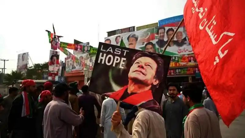 প্রধানমন্ত্রী শেখ হাসিনা এর ছবি সহ 'Last Hope' লেখা ব্যানার।. Channel i News - চ্যানেল আই নিউজ