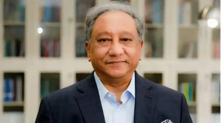 প্রখ্যাত ব্যক্তিত্বের ছবি, পটভূমিতে বইয়ের শেলফ. Channel i News - চ্যানেল আই নিউজ