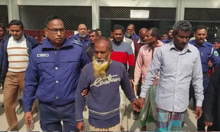আসামি জামিনে মুক্তি পেয়ে আদালত ভবনের বাইরে হাঁটছেন. Channel i News - চ্যানেল আই নিউজ