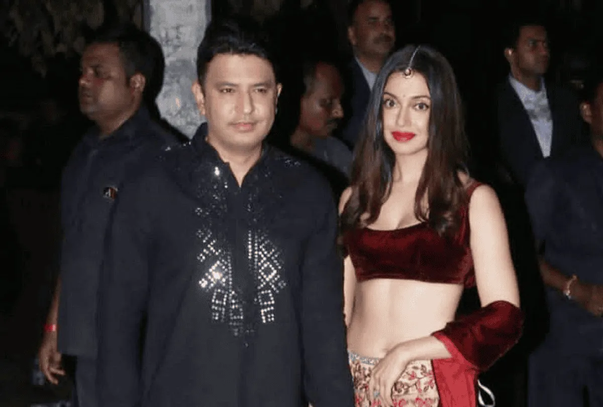 দুটি মানুষ একসঙ্গে দাঁড়িয়ে, একটি নারী ও একজন পুরুষ, উৎসবমুখর পরিবেশে।. Channel i News - চ্যানেল আই নিউজ