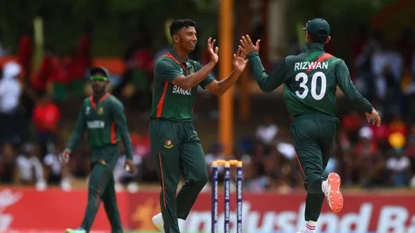 বাংলাদেশ ক্রিকেটাররা মাঠে জোড়া জোড়া উদযাপন করছে. Channel i News - চ্যানেল আই নিউজ