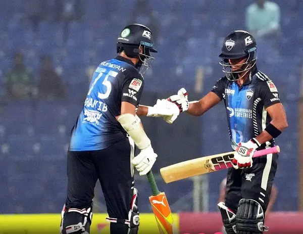 ক্রিকেটাররা একে অপরকে শুভেচ্ছা জানাচ্ছেন মাঠে. Channel i News - চ্যানেল আই নিউজ