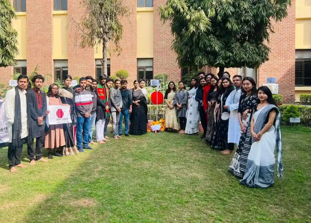 বাংলাদেশি শিক্ষার্থীরা ভারতের একটি শিক্ষাপ্রতিষ্ঠানে ভাষা দিবসের অনুষ্ঠানে অংশগ্রহণ করছে. Channel i News - চ্যানেল আই নিউজ