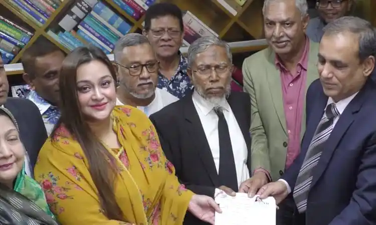 চাকরির মনোনয়নপত্র জমা দিচ্ছেন প্রার্থী ও কর্মকর্তারা. Channel i News - চ্যানেল আই নিউজ