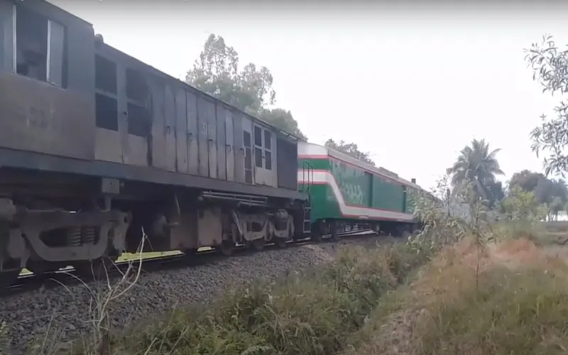 বগি লাইনচ্যুত হয়ে ট্রেন চলাচল বন্ধ, দুর্ঘটনা ঘটেছে. Channel i News - চ্যানেল আই নিউজ