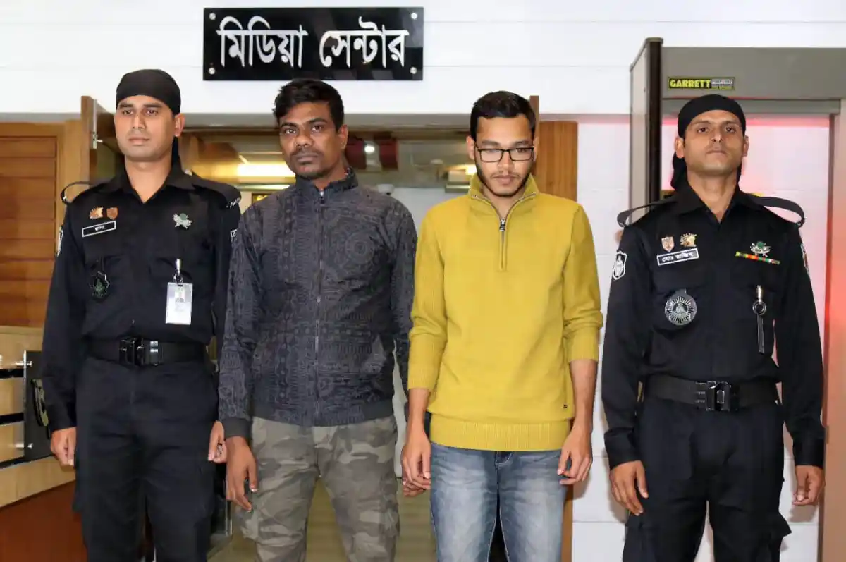দুই ব্যক্তি ও দুই পুলিশ কর্মকর্তা ছবি তোলার সময়. Channel i News - চ্যানেল আই নিউজ