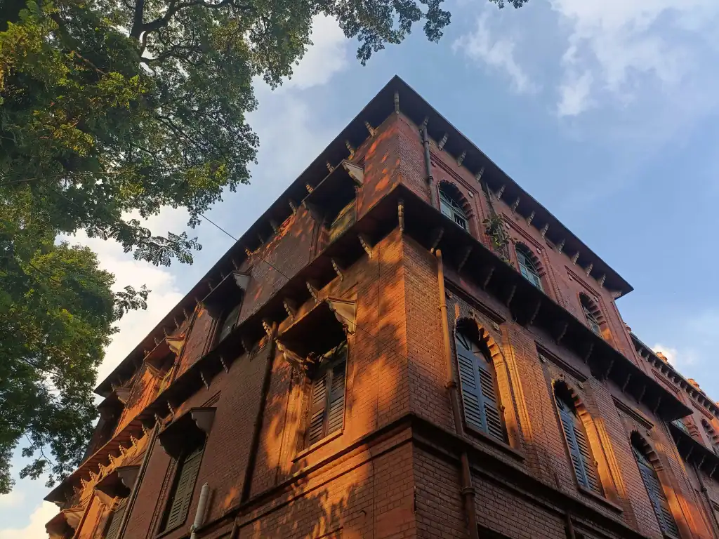 কার্জন হলের প্রাচীন স্থাপত্য ও জানালা বিশিষ্ট ভবন. Channel i News - চ্যানেল আই নিউজ