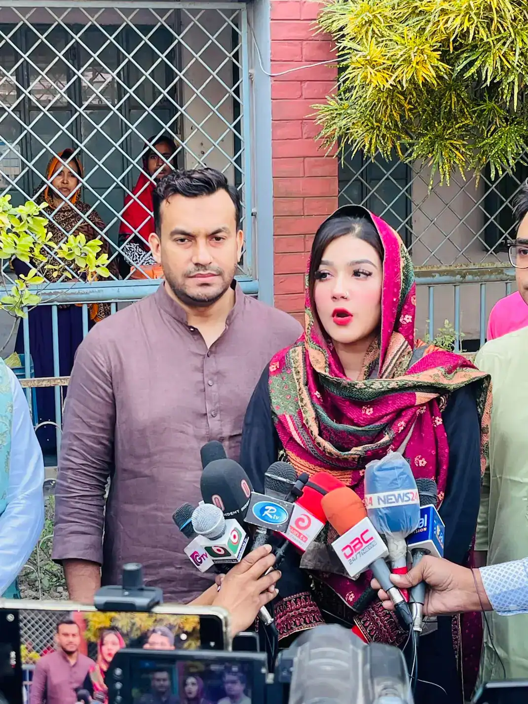 নায়িকা মাহি সংবাদ সম্মেলনে সাংবাদিকদের প্রশ্নের উত্তর দিচ্ছেন. Channel i News - চ্যানেল আই নিউজ