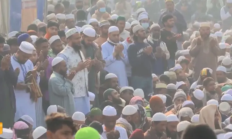 বাংলাদেশের মুসল্লিরা বিশ্ব ইজতেমার আখেরি মোনাজাতে অংশগ্রহণ করছে. Channel i News - চ্যানেল আই নিউজ