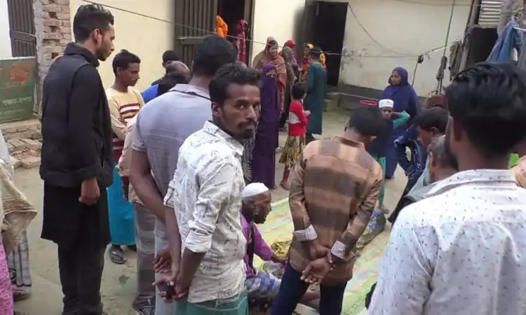 দুর্ঘটনায় নিহত দুই শিক্ষার্থীর পরিবারের সদস্যরা শোক প্রকাশ করছে।. Channel i News - চ্যানেল আই নিউজ