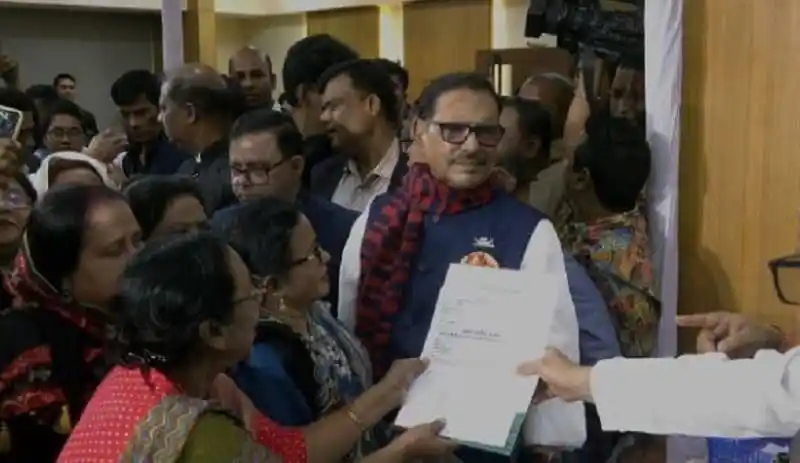 আওয়ামী লীগের মনোনয়ন ফরম বিক্রির সময় নারী প্রার্থীরা উপস্থিত. Channel i News - চ্যানেল আই নিউজ