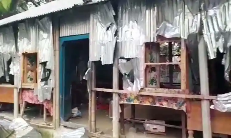 ভাঙচুরের ফলে দোকানপাট ও ঘরবাড়ি ক্ষতিগ্রস্ত, চট্টগ্রাম।. Channel i News - চ্যানেল আই নিউজ