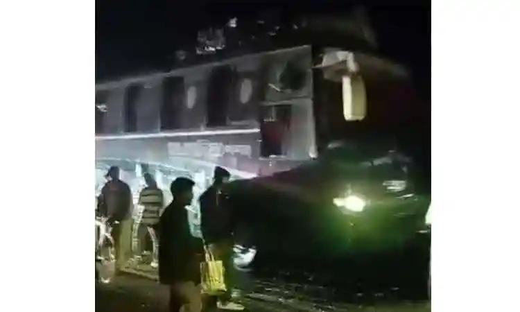দুর্ঘটনাস্থলে লোকজন ও ট্রেনের ধাক্কা লেগে ক্ষতিগ্রস্ত ট্রেন. Channel i News - চ্যানেল আই নিউজ