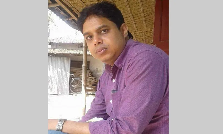 বাংলাদেশের একজন যুবক সাংবাদিক ক্যামেরার সামনে দাঁড়িয়ে. Channel i News - চ্যানেল আই নিউজ