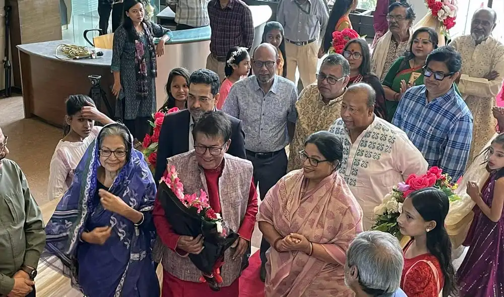 মামুনুর রশীদকে ফুলের তোড়া দিয়ে শুভেচ্ছা জানানো হচ্ছে. Channel i News - চ্যানেল আই নিউজ
