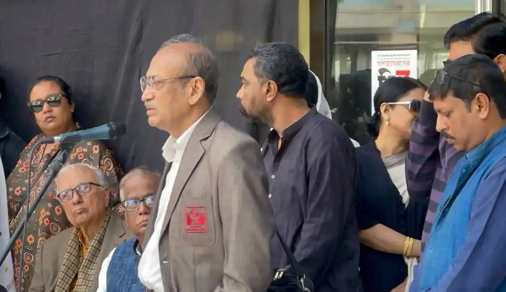 বিচারক ও আইনজীবীদের সঙ্গে আলোচনা করছেন আহমেদ রুবেল. Channel i News - চ্যানেল আই নিউজ