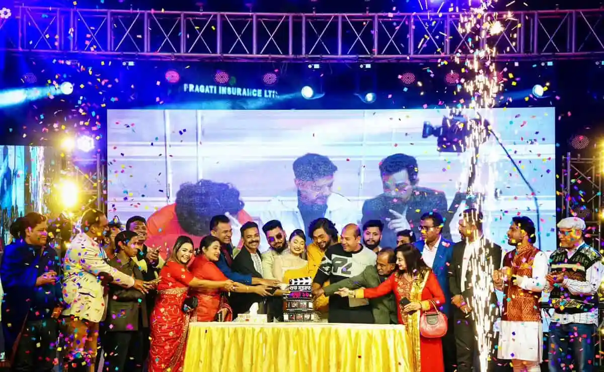 শুভ উদ্বোধন অনুষ্ঠানে অতিথিরা ও শিল্পীরা একসঙ্গে কেক কাটছেন।. Channel i News - চ্যানেল আই নিউজ