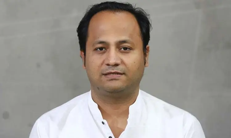 বাংলাদেশের একজন পুরুষের ছবি, সাধারণ পটভূমিতে. Channel i News - চ্যানেল আই নিউজ