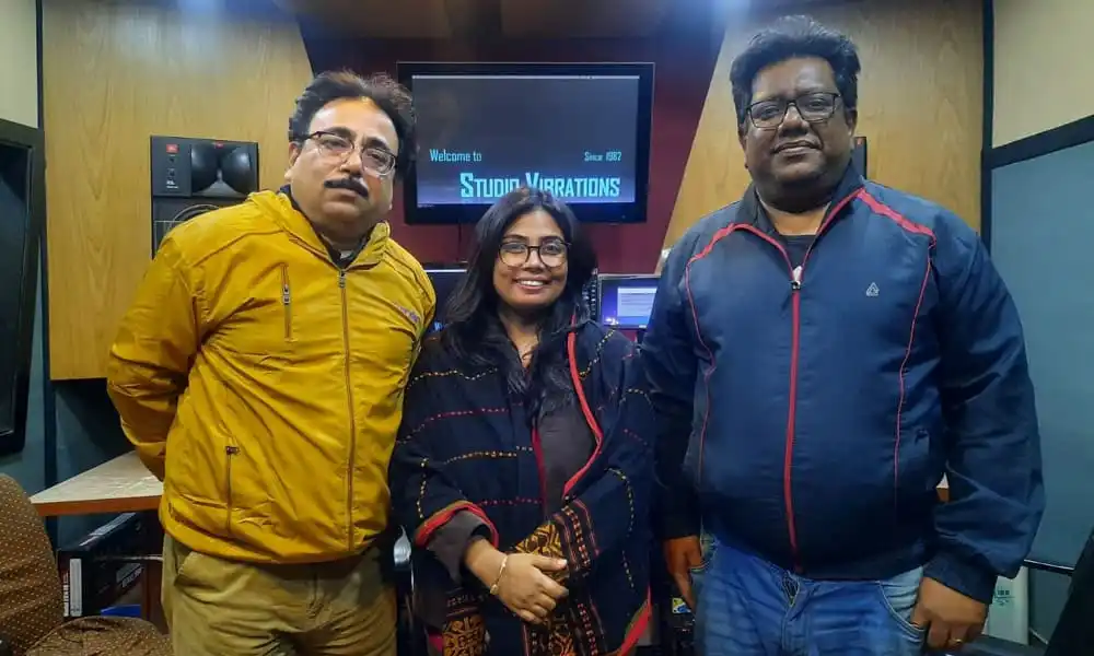 তিনজন ব্যক্তি স্টুডিওর মধ্যে দাঁড়িয়ে, বাংলাদেশি সংবাদ ও বিনোদন সাংবাদিকতা।. Channel i News - চ্যানেল আই নিউজ
