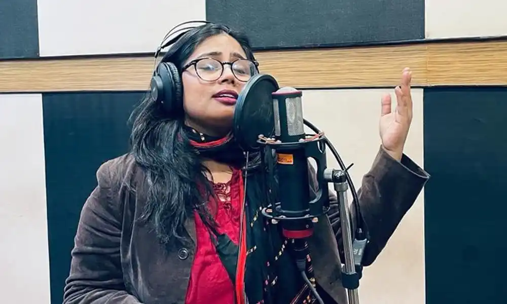 গায়িকা স্টুডিওতে গান রেকর্ডিং করছেন, পেশাদার পরিবেশে. Channel i News - চ্যানেল আই নিউজ