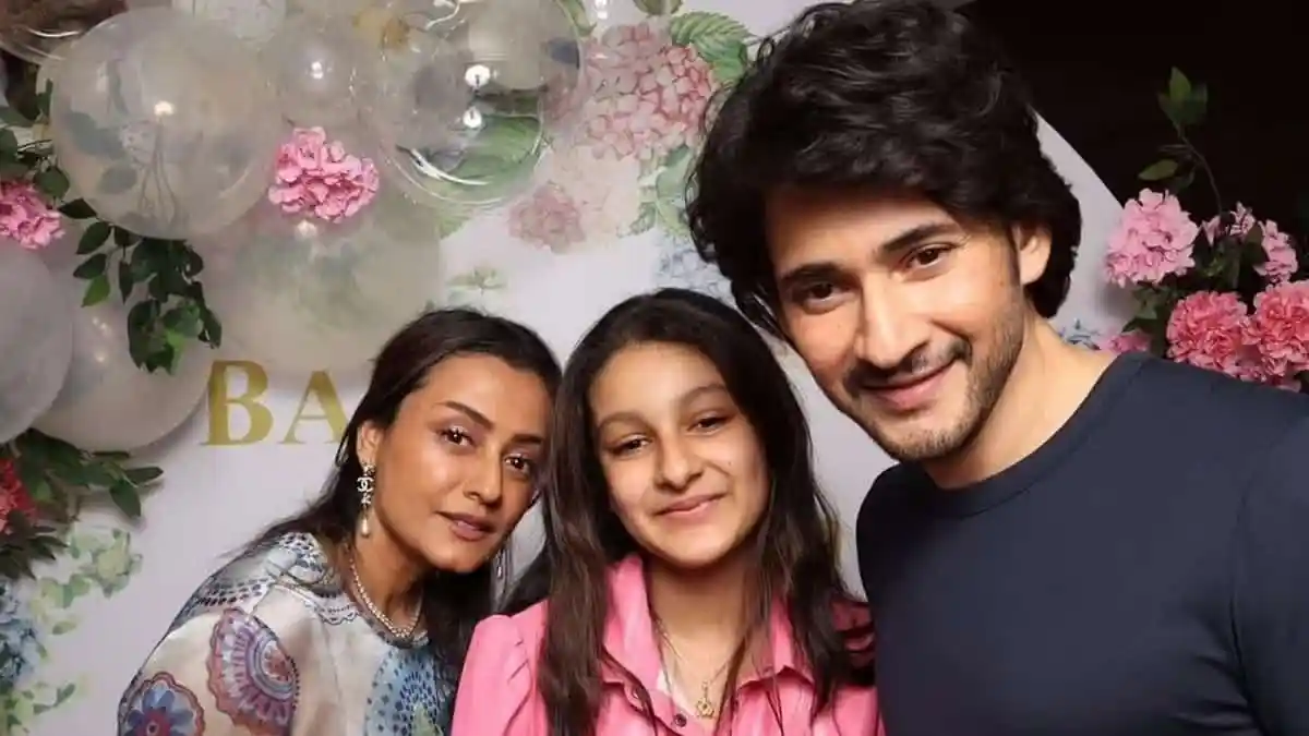 সন্তানদের সঙ্গে হাস্যোজ্জ্বল যুবক, ফুলের পটভূমিতে ছবি. Channel i News - চ্যানেল আই নিউজ