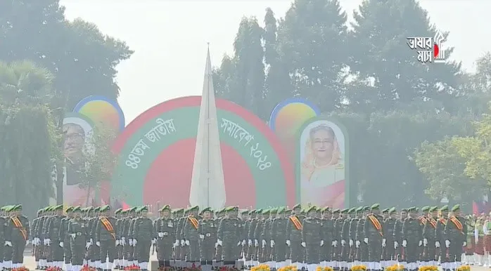 বাংলাদেশ আনসার সদস্যরা জাতীয় স্মারক সামনে সালাম জানাচ্ছে. Channel i News - চ্যানেল আই নিউজ