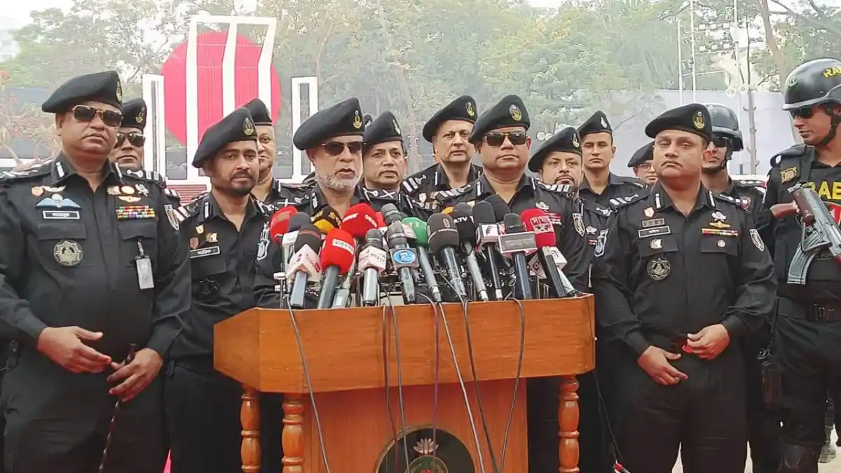বাংলাদেশের পুলিশ ও নিরাপত্তা বাহিনী শহীদ মিনারে নিরাপত্তা ব্যবস্থা গ্রহণ. Channel i News - চ্যানেল আই নিউজ