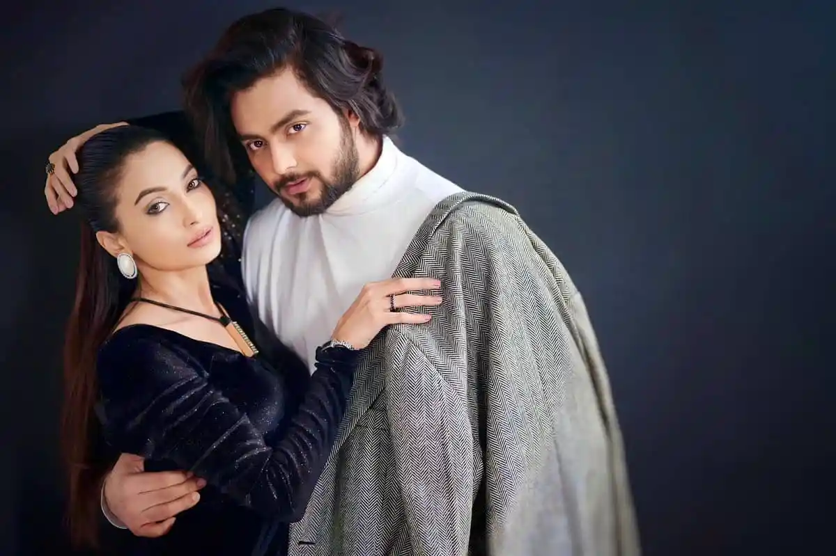 দুটি অভিনেতা-অভিনেত্রী একসঙ্গে পোজ দিচ্ছেন, স্টাইলিশ পোশাকে।. Channel i News - চ্যানেল আই নিউজ