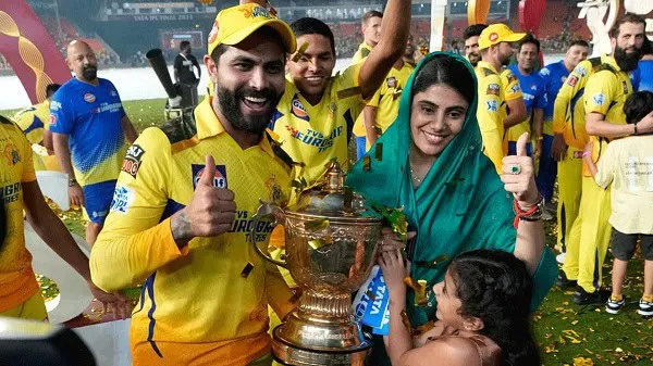 কলকাতা নাইট রাইডার্সের ক্রিকেটাররা ট্রফি হাতে উল্লাসে উদযাপন করছে. Channel i News - চ্যানেল আই নিউজ