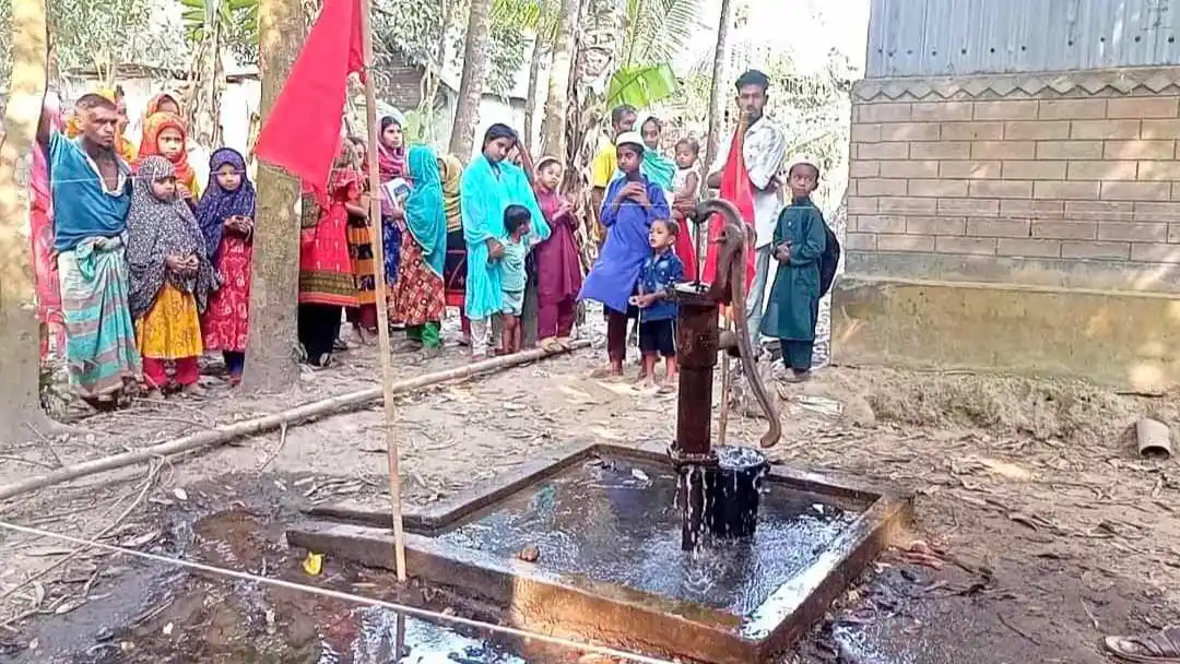 চাপ ছাড়াই পানি ও গ্যাস বের হওয়া টিউবওয়েল দেখতে মানুষের ভিড়. Channel i News - চ্যানেল আই নিউজ