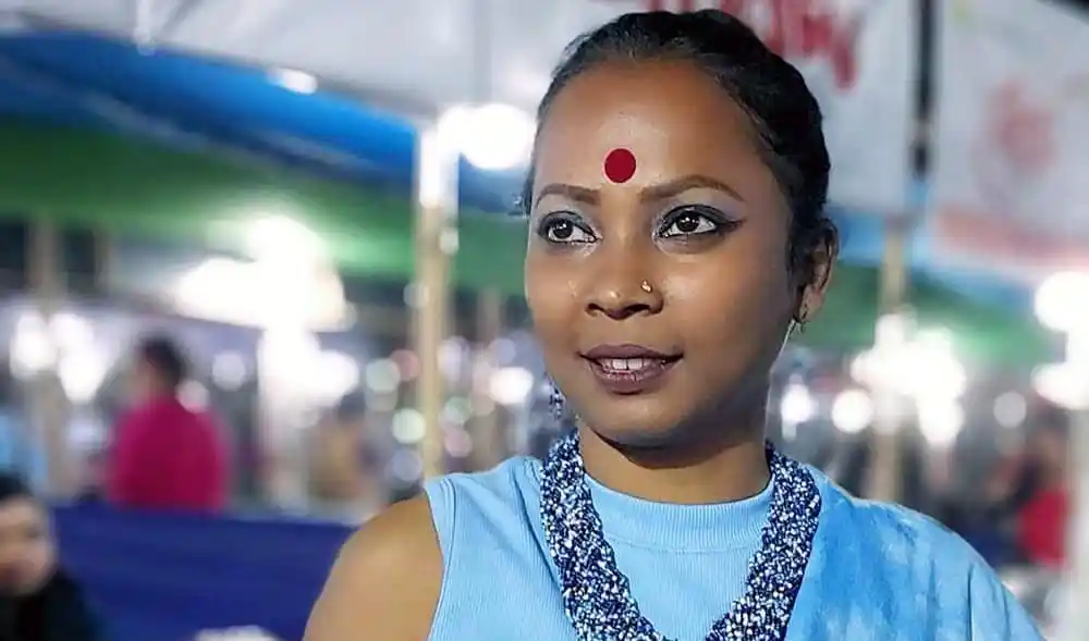 সানজানা, একজন নারী, বাংলার পোশাক পরা, উৎসবমুখর পরিবেশে. Channel i News - চ্যানেল আই নিউজ