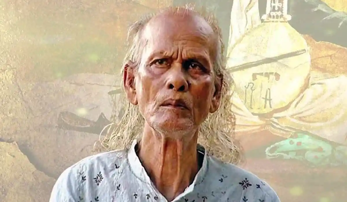 বাউল সম্রাটের জন্মভিটা দেখছেন একজন বৃদ্ধ ব্যক্তি. Channel i News - চ্যানেল আই নিউজ