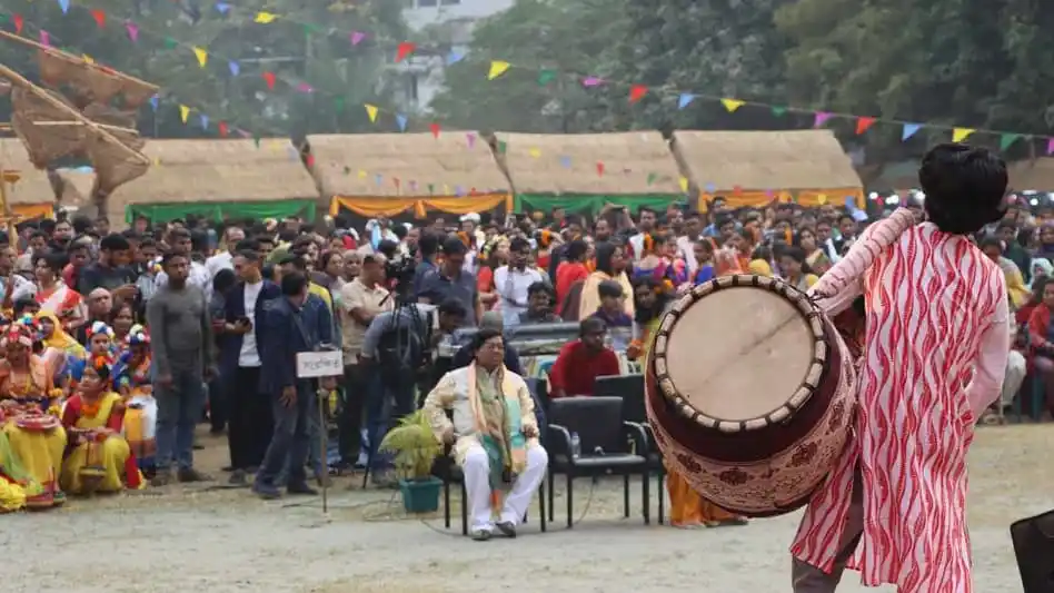 বিভিন্ন সাংস্কৃতিক অনুষ্ঠান ও দর্শকদের ভিড়, বসন্ত উৎসবের পরিবেশ. Channel i News - চ্যানেল আই নিউজ