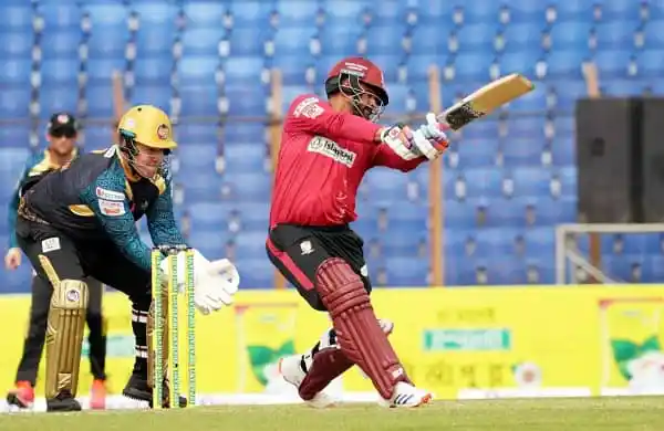 ক্রিকেট খেলোয়াড়রা মাঠে ব্যাটিং ও ফিল্ডিং করছে. Channel i News - চ্যানেল আই নিউজ