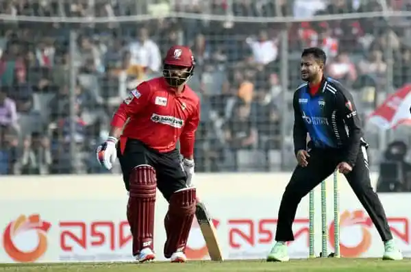 বাংলাদেশি ক্রিকেটাররা মাঠে ব্যাটিং ও বোলিং করছে. Channel i News - চ্যানেল আই নিউজ