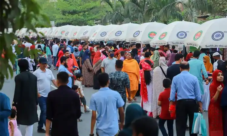 বাজারে মানুষের ভিড়, বিভিন্ন বয়সের মানুষ কেনাকাটা করছে. Channel i News - চ্যানেল আই নিউজ