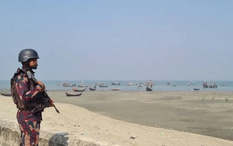 টেকনাফ সীমান্তে নিরাপত্তা বাহিনী পাহারা দিচ্ছে. Channel i News - চ্যানেল আই নিউজ