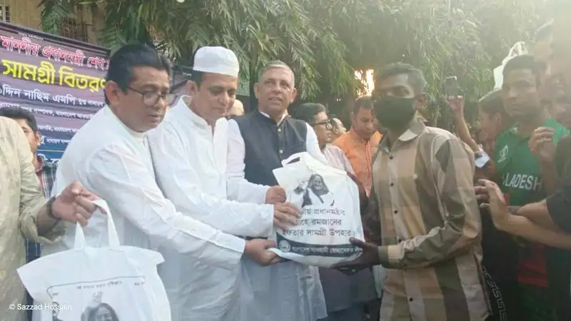 অস্বচ্ছলদের মাঝে স্বেচ্ছাসেবক লীগের ইফতার সামগ্রী বিতরণ. Channel i News - চ্যানেল আই নিউজ