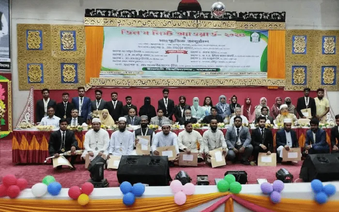 ডিন'স অ্যাওয়ার্ড পেয়ে শিক্ষার্থীদের শুভেচ্ছা জানানো হচ্ছে. Channel i News - চ্যানেল আই নিউজ